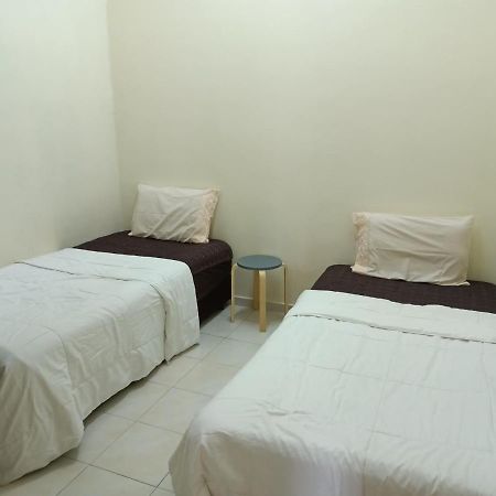 Oyo Home 90419 Sahar Guesthouse Malacca エクステリア 写真